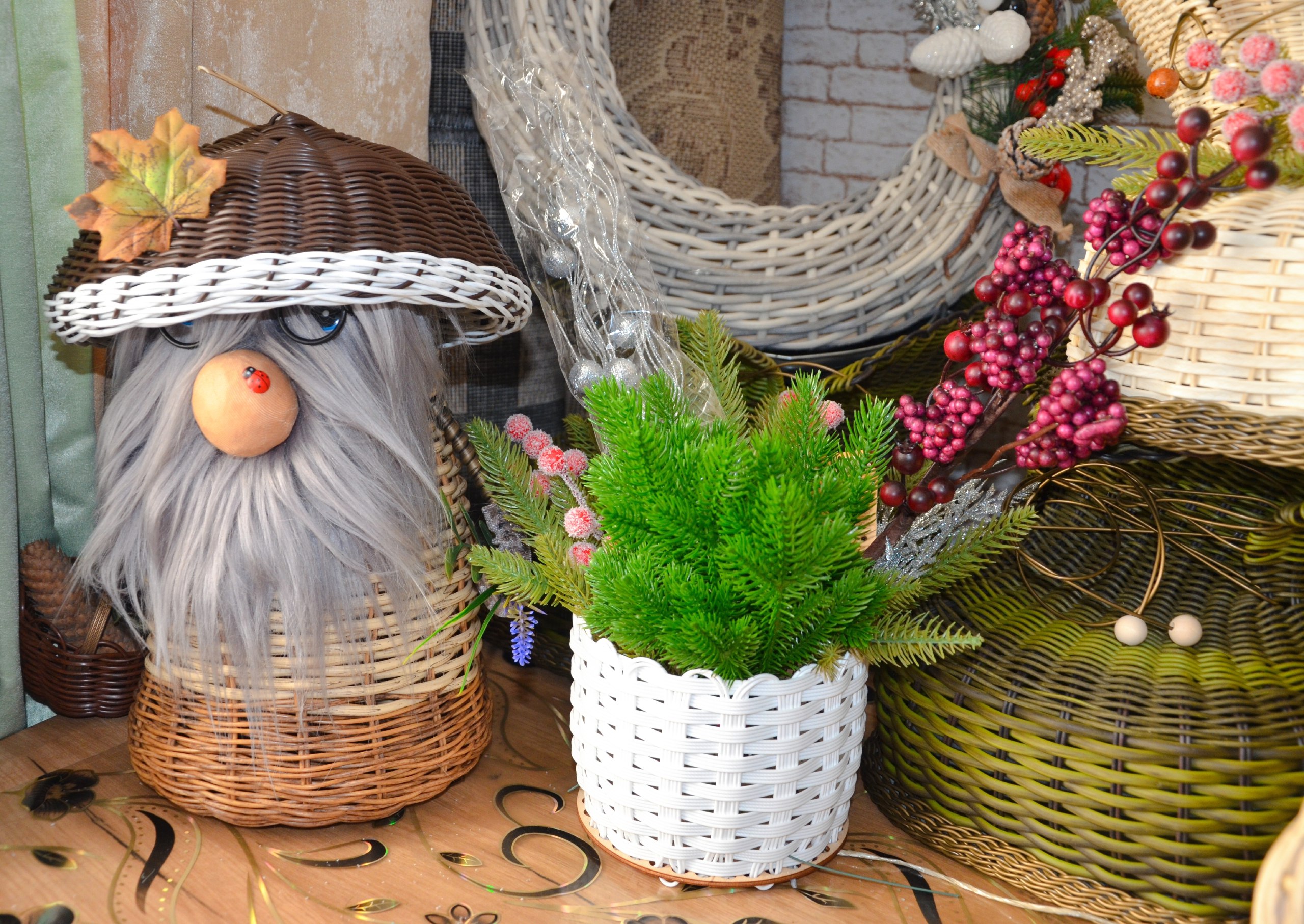 Жительница Красной Яруги Елена Карачарова, благодаря средствам соцконтракта, открыла свою мастерскую по созданию изделий из ротанга Жительница Красной Яруги Елена Карачарова, благодаря средствам соцконтракта, открыла свою мастерскую по созданию изделий из ротанга