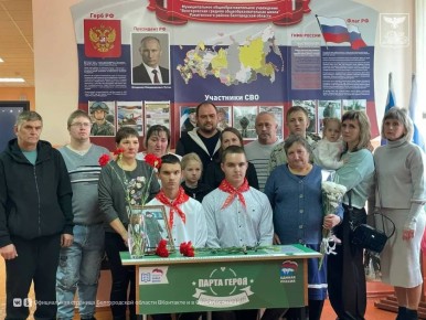 В школе села Венгеровка открыли «Парту героя»