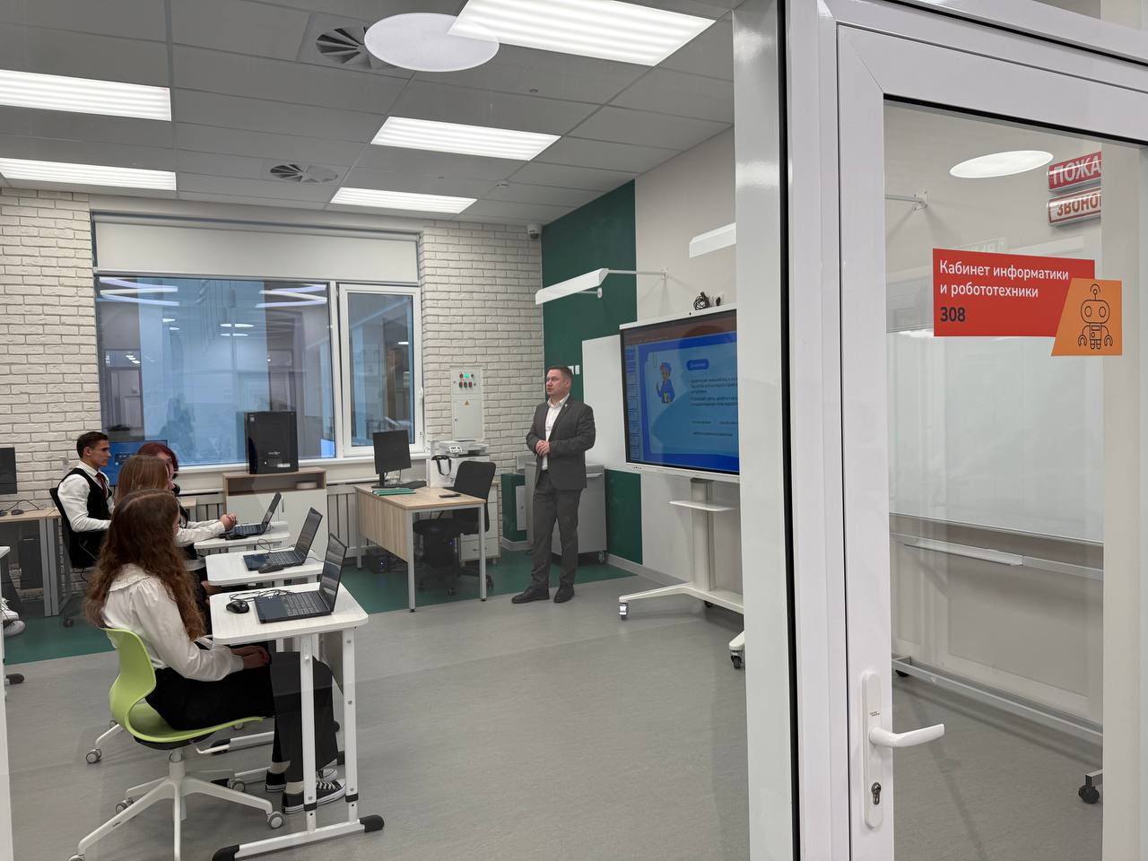 «Урок цифры» с министром. Ребята из школы «Большая медведица» в Северном узнали, как устроен сервис крупнейшей видеоплатформы одной из соцсетей «Урок цифры» с министром. Ребята из школы «Большая медведица» в Северном узнали, как устроен сервис крупнейшей видеоплатформы одной из соцсетей