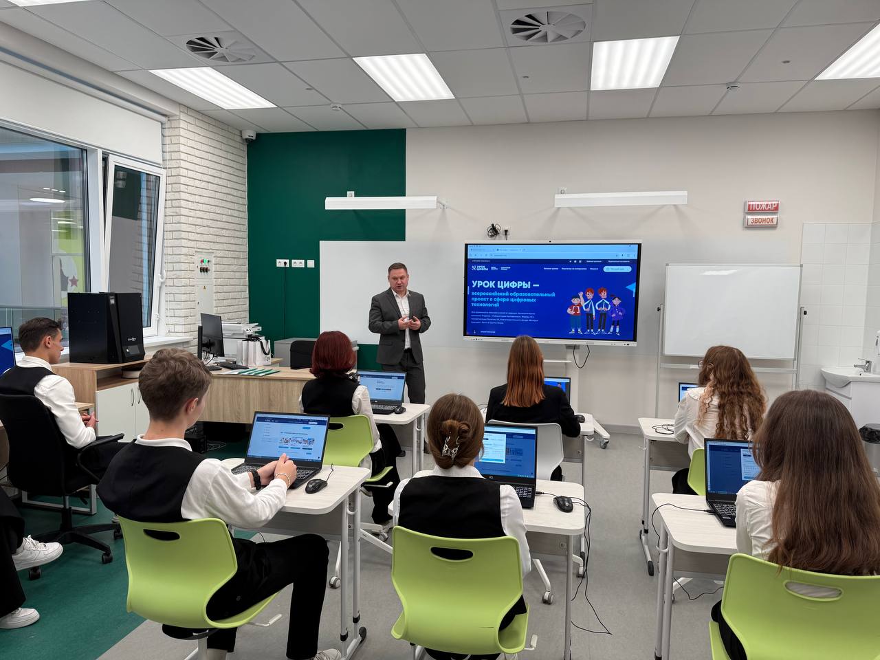 «Урок цифры» с министром. Ребята из школы «Большая медведица» в Северном узнали, как устроен сервис крупнейшей видеоплатформы одной из соцсетей
