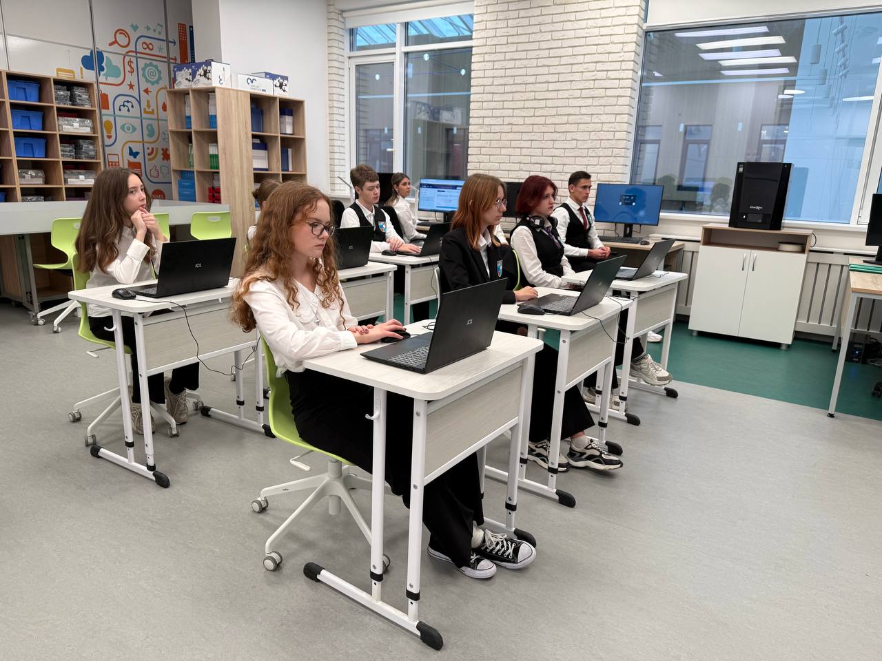 «Урок цифры» с министром. Ребята из школы «Большая медведица» в Северном узнали, как устроен сервис крупнейшей видеоплатформы одной из соцсетей «Урок цифры» с министром. Ребята из школы «Большая медведица» в Северном узнали, как устроен сервис крупнейшей видеоплатформы одной из соцсетей