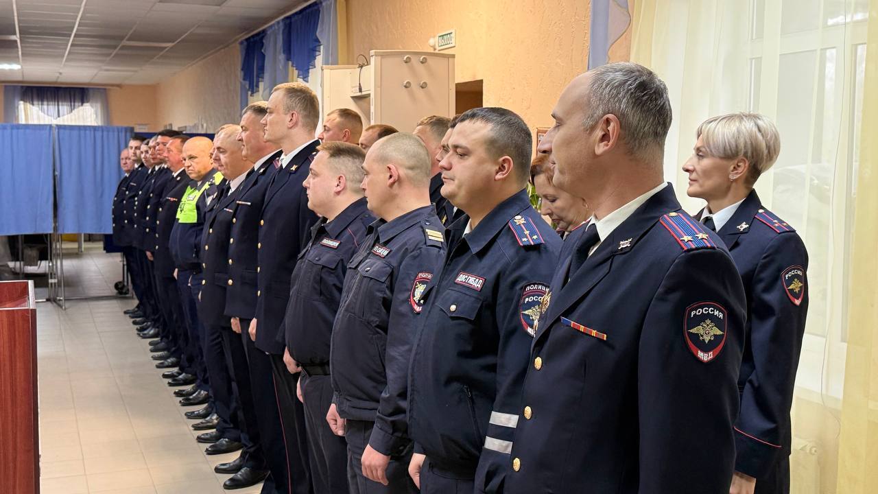 Дмитрий Панков поздравил грайворонских полицейских с Днём сотрудника органов внутренних дел Дмитрий Панков поздравил грайворонских полицейских с Днём сотрудника органов внутренних дел