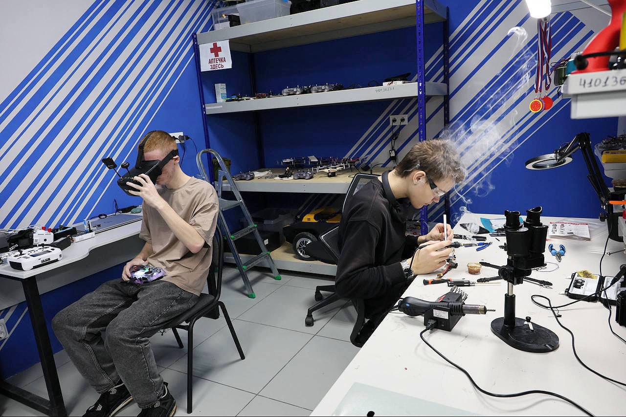 Юрий Клепиков: Белгородская область радушно принимает гостей — наш регион с рабочим визитом посетил мой коллега, председатель Брянской областной Думы Валентин Владимирович Суббот Юрий Клепиков: Белгородская область радушно принимает гостей — наш регион с рабочим визитом посетил мой коллега, председатель Брянской областной Думы Валентин Владимирович Суббот