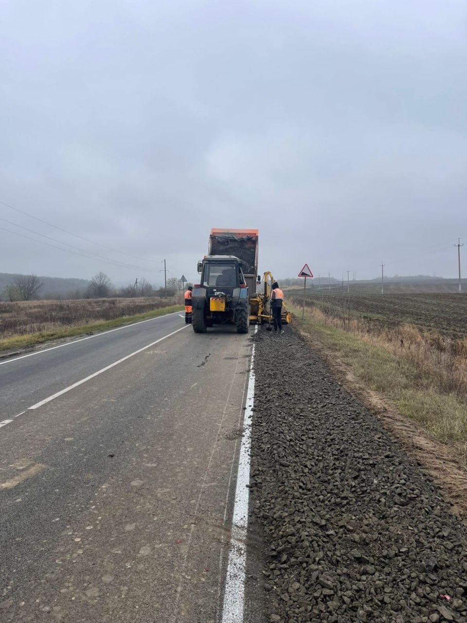 Продолжается ремонт дороги в Борисовском районе