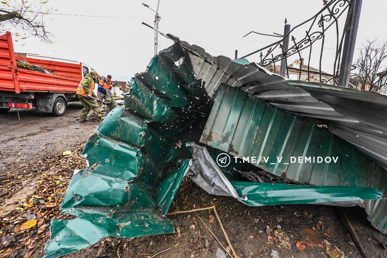 На месте вчерашней атаки БПЛА с утра работают специалисты администрации и коммунальные службы На месте вчерашней атаки БПЛА с утра работают специалисты администрации и коммунальные службы