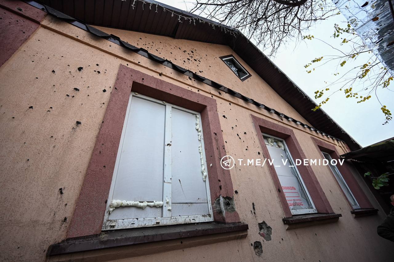 На месте вчерашней атаки БПЛА с утра работают специалисты администрации и коммунальные службы На месте вчерашней атаки БПЛА с утра работают специалисты администрации и коммунальные службы