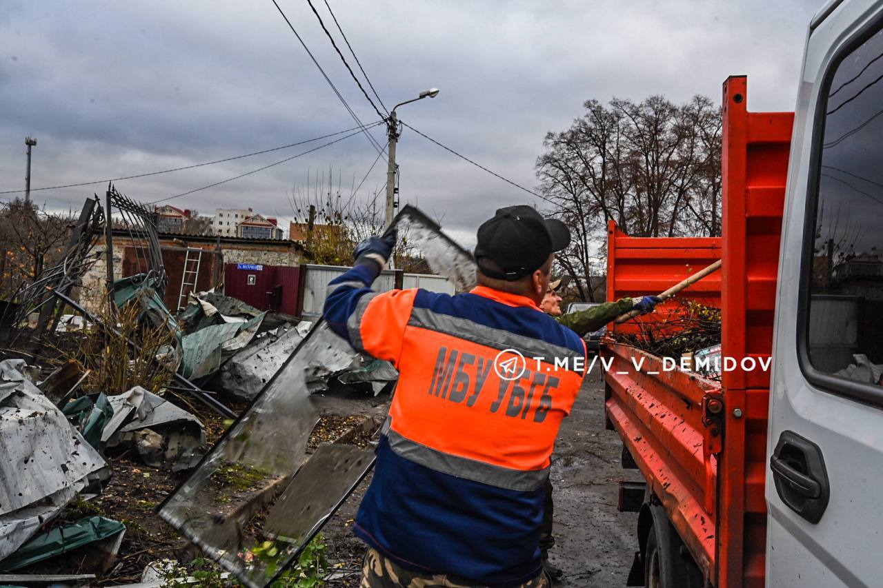 На месте вчерашней атаки БПЛА с утра работают специалисты администрации и коммунальные службы На месте вчерашней атаки БПЛА с утра работают специалисты администрации и коммунальные службы