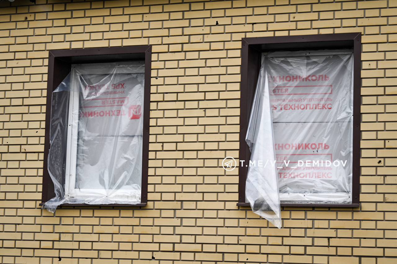 На месте вчерашней атаки БПЛА с утра работают специалисты администрации и коммунальные службы На месте вчерашней атаки БПЛА с утра работают специалисты администрации и коммунальные службы