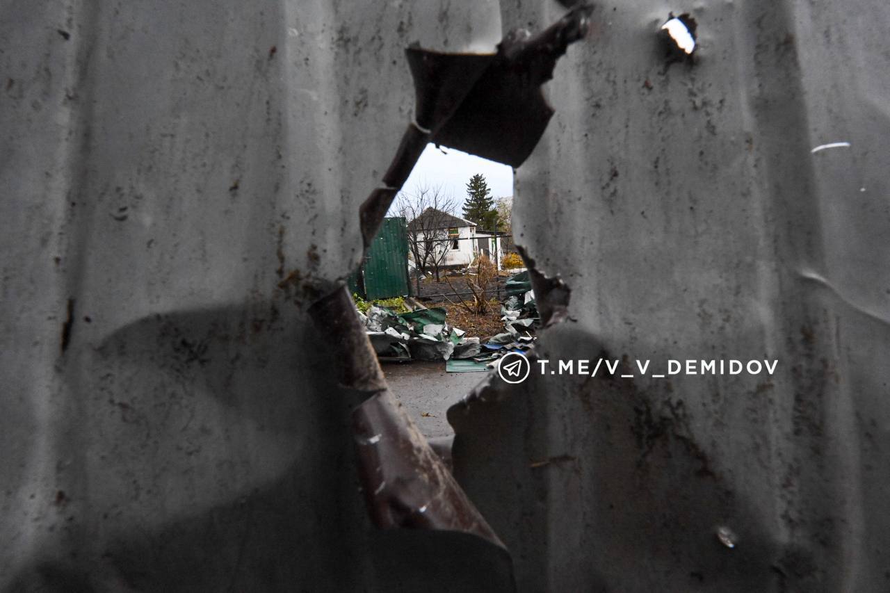 На месте вчерашней атаки БПЛА с утра работают специалисты администрации и коммунальные службы На месте вчерашней атаки БПЛА с утра работают специалисты администрации и коммунальные службы