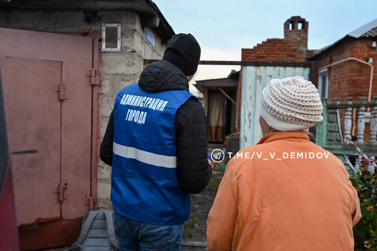 На месте вчерашней атаки БПЛА с утра работают специалисты администрации и коммунальные службы На месте вчерашней атаки БПЛА с утра работают специалисты администрации и коммунальные службы