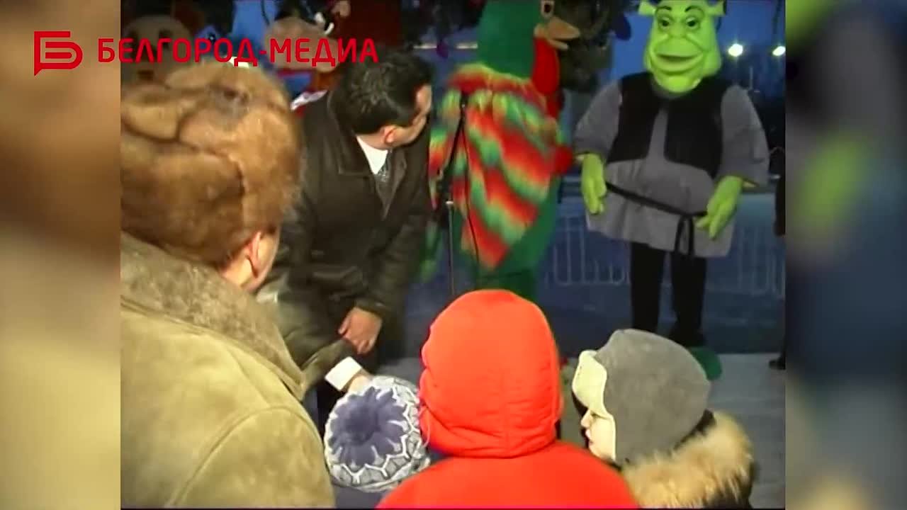 В Белгороде устанавливают новогоднюю ёлку на Соборной площади