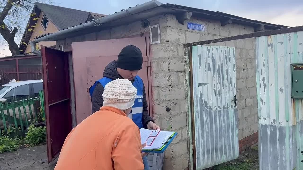 На месте вчерашней атаки БПЛА с утра работают специалисты администрации и коммунальные службы