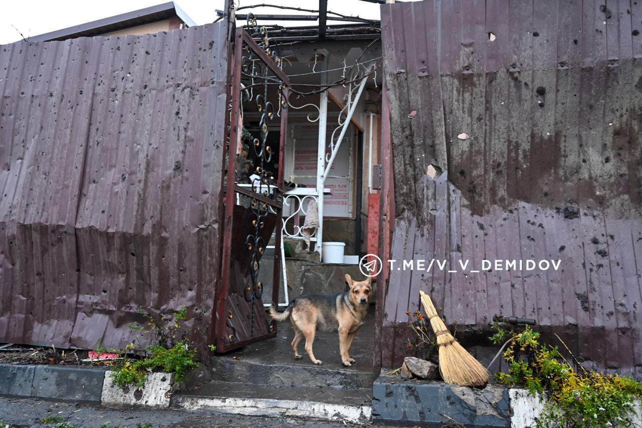 На месте вчерашней атаки БПЛА с утра работают специалисты администрации и коммунальные службы На месте вчерашней атаки БПЛА с утра работают специалисты администрации и коммунальные службы