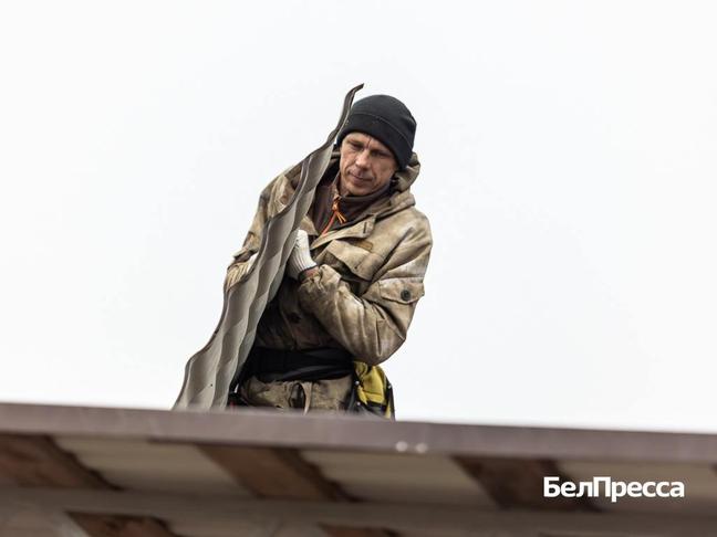 Строительные бригады Шебекино продолжают работы по восстановлению жилых домов в частном секторе, пострадавших от обстрелов Строительные бригады Шебекино продолжают работы по восстановлению жилых домов в частном секторе, пострадавших от обстрелов