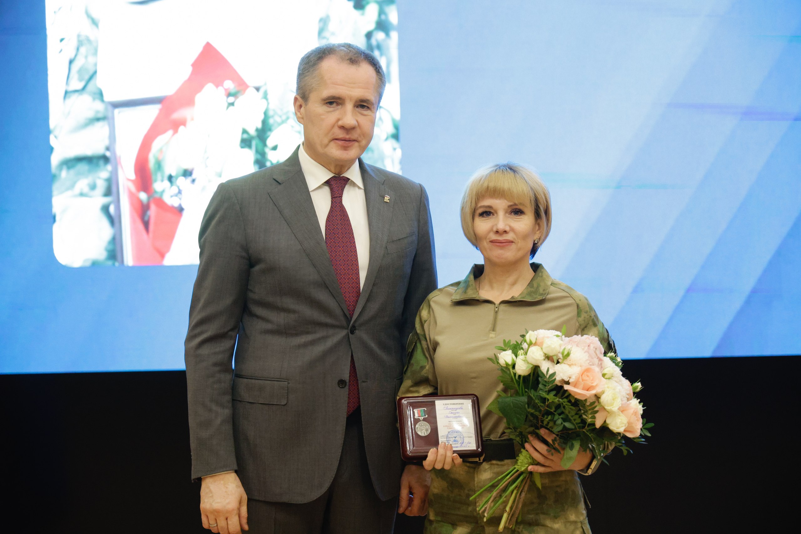 Николай Нестеров: Губернатор Белгородской области Вячеслав Владимирович Гладков вручил государственные и региональные награды бойцам территориальной самообороны Николай Нестеров: Губернатор Белгородской области Вячеслав Владимирович Гладков вручил государственные и региональные награды бойцам территориальной самообороны