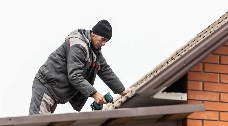 Строительные бригады Шебекино продолжают работы по восстановлению жилых домов в частном секторе, пострадавших от обстрелов Строительные бригады Шебекино продолжают работы по восстановлению жилых домов в частном секторе, пострадавших от обстрелов