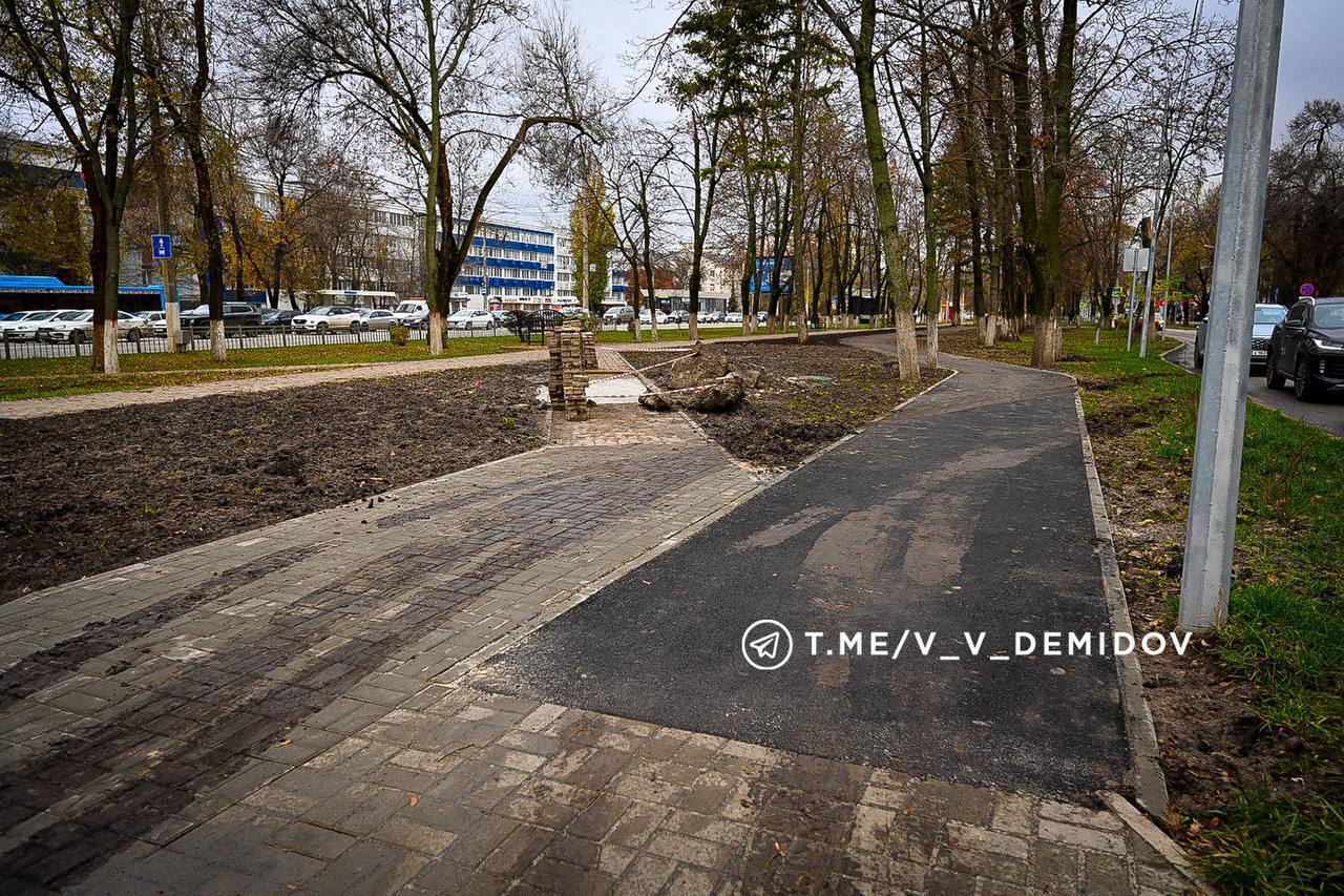 Мэр Белгорода Валентин Демидов проверил строительство новых участков велопешеходных дорожек Мэр Белгорода Валентин Демидов проверил строительство новых участков велопешеходных дорожек