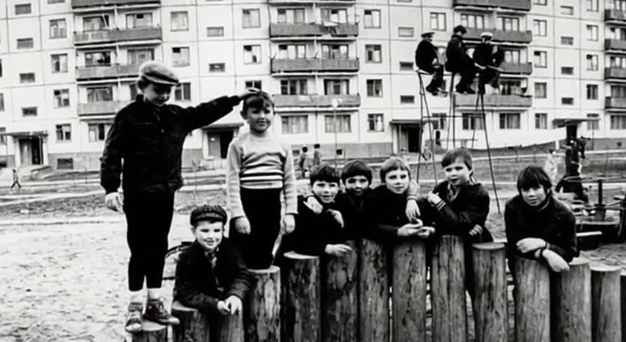 Путешествие во времени. Мы продолжаем делиться с вами возможностями искусственного интеллекта! На этот раз вдохнули новую жизнь в архивные фотографии Старого Оскола Получился целый короткометражный фильм — ностальгический...