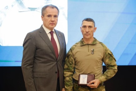Галина Руденко: Губернатор Белгородской области Вячеслав Владимирович Гладков вручил региональные награды трем бойцам нашей красногвардейской самообороны