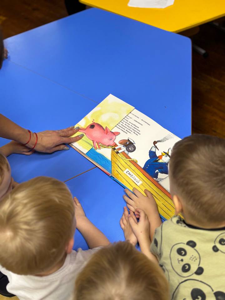 Театральная студия для детей «Арлекин», работающая при Центре детского чтения Специальной библиотеки для слепых имени В.Я. Ерошенко, провела выездное занятие в одном из детских садов Театральная студия для детей «Арлекин», работающая при Центре детского чтения Специальной библиотеки для слепых имени В.Я. Ерошенко, провела выездное занятие в одном из детских садов