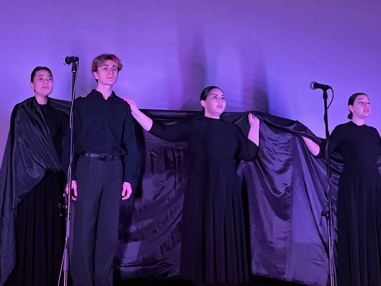 Сегодня в кинотеатре «Победа» состоялась литературно-музыкальная композиция «Белгород. Огненный путь к первому салюту», посвящённая жертвам оккупации города Белгорода во время Великой Отечественной войны Сегодня в кинотеатре «Победа» состоялась литературно-музыкальная композиция «Белгород. Огненный путь к первому салюту», посвящённая жертвам оккупации города Белгорода во время Великой Отечественной войны