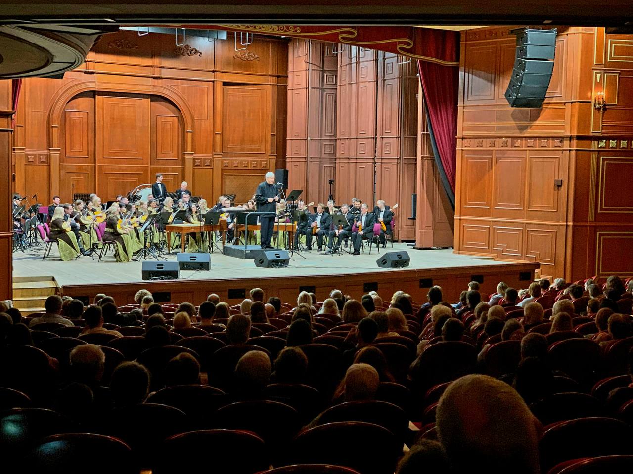 В Большом зале Белгородской государственной филармонии состоялся концерт Белгородского академического русского оркестра под управлением заслуженного работника культуры РФ Евгения Алешникова