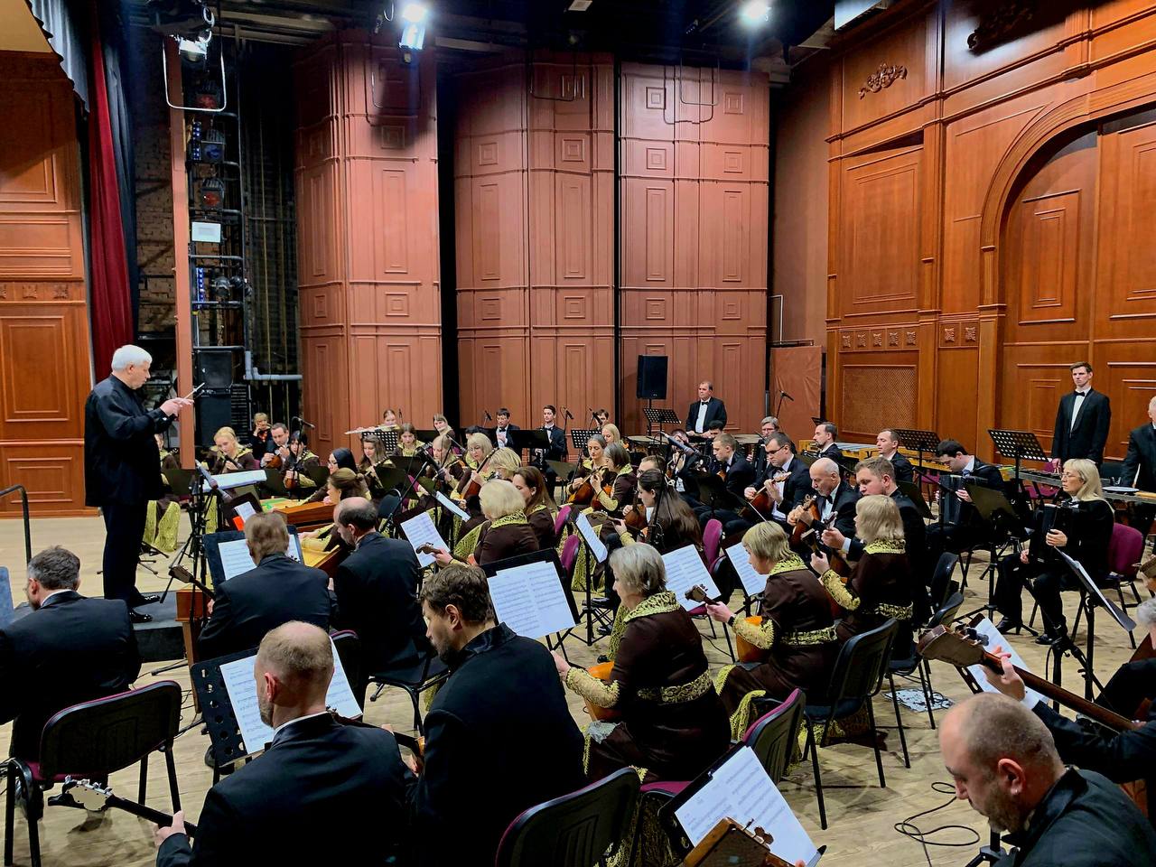 В Большом зале Белгородской государственной филармонии состоялся концерт Белгородского академического русского оркестра под управлением заслуженного работника культуры РФ Евгения Алешникова В Большом зале Белгородской государственной филармонии состоялся концерт Белгородского академического русского оркестра под управлением заслуженного работника культуры РФ Евгения Алешникова