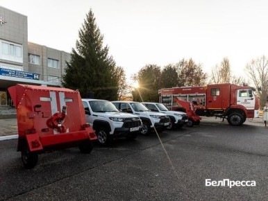Вячеслав Гладков вручил ключи от новых спецмашин белгородским пожарным