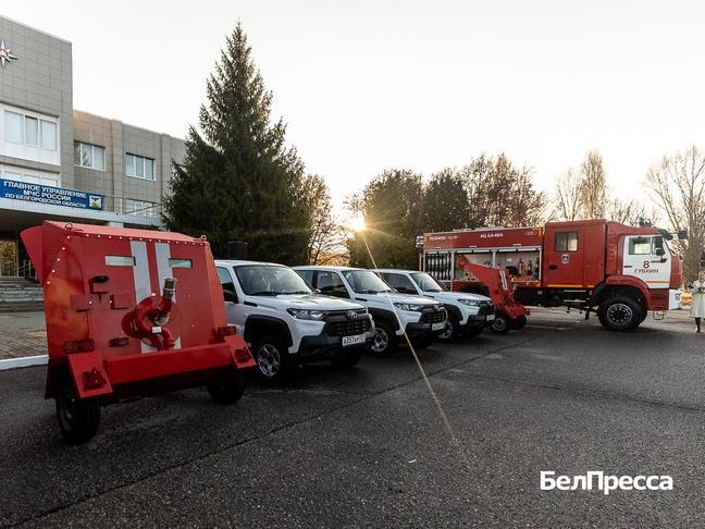 Вячеслав Гладков вручил ключи от новых спецмашин белгородским пожарным