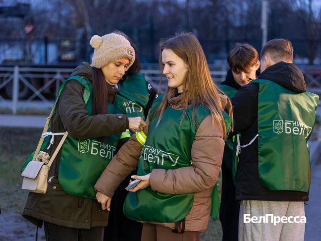 В Белгороде волонтёры раздали светоотражающие ленты для одежды
