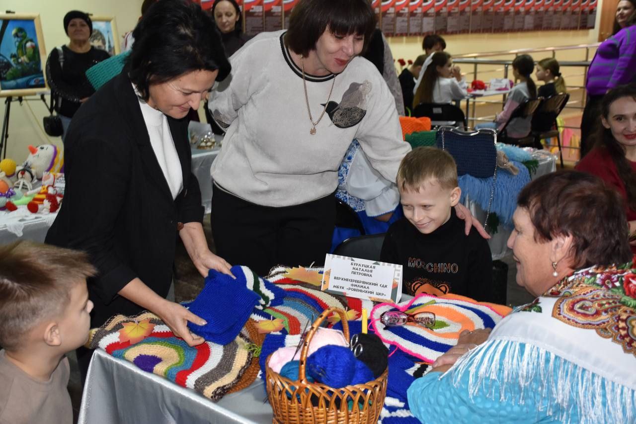 Татьяна Киричкова: Сегодня в Ровеньском ЦКР, в рамках областного Дня мастера, прошел традиционный районный праздник декоративно-прикладного творчества «Поселок мастеров» Татьяна Киричкова: Сегодня в Ровеньском ЦКР, в рамках областного Дня мастера, прошел традиционный районный праздник декоративно-прикладного творчества «Поселок мастеров»