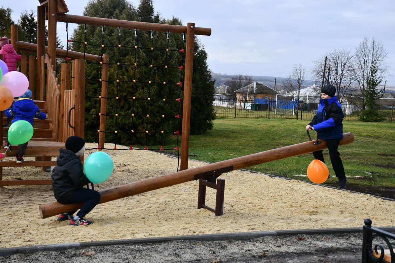 В селе Нижняя Покровка появилась новая детская игровая площадка В селе Нижняя Покровка появилась новая детская игровая площадка