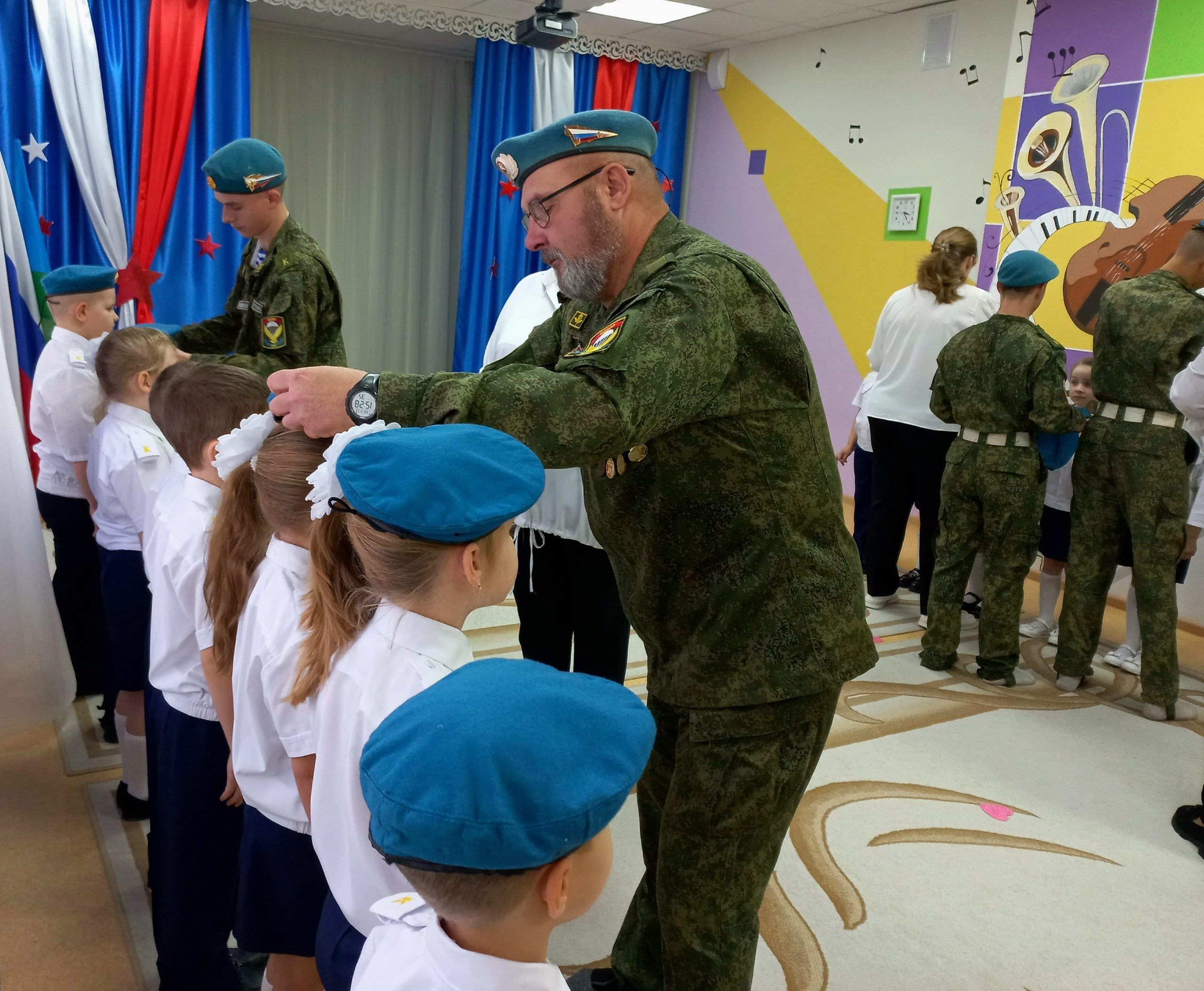 Сегодня стало доброй традицией проводить торжественное посвящение ребят в кадеты-десантники Сегодня стало доброй традицией проводить торжественное посвящение ребят в кадеты-десантники