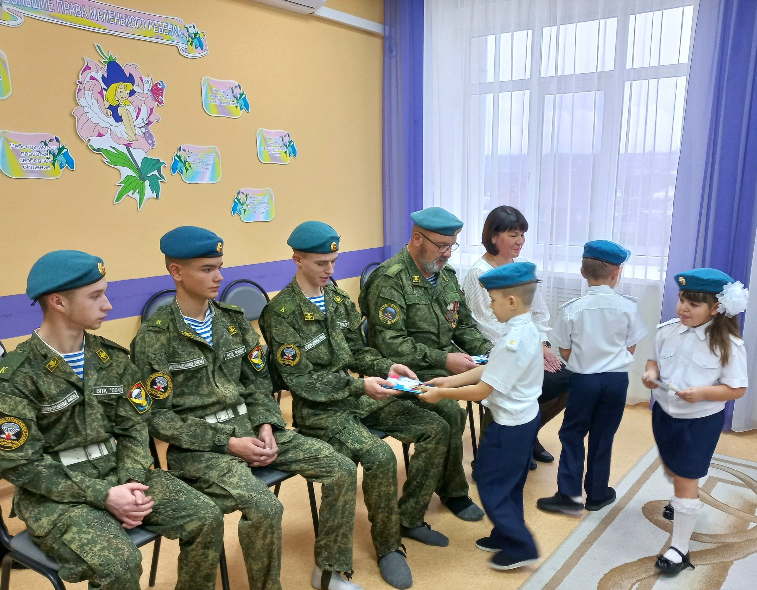 Сегодня стало доброй традицией проводить торжественное посвящение ребят в кадеты-десантники Сегодня стало доброй традицией проводить торжественное посвящение ребят в кадеты-десантники