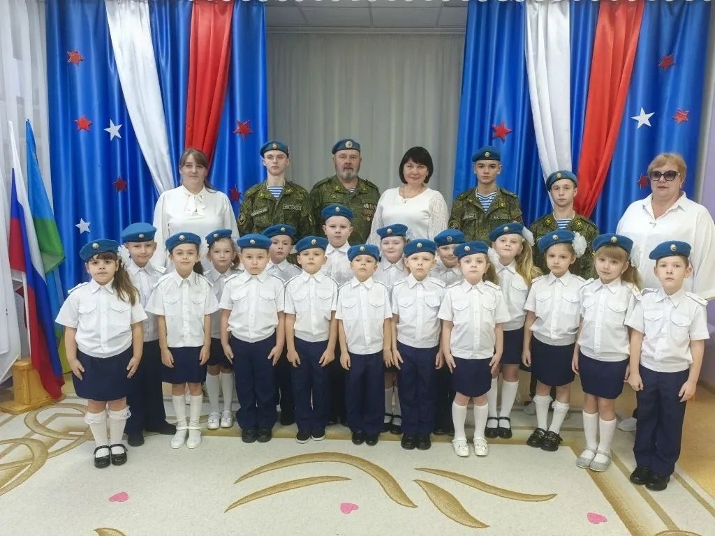 Сегодня стало доброй традицией проводить торжественное посвящение ребят в кадеты-десантники Сегодня стало доброй традицией проводить торжественное посвящение ребят в кадеты-десантники