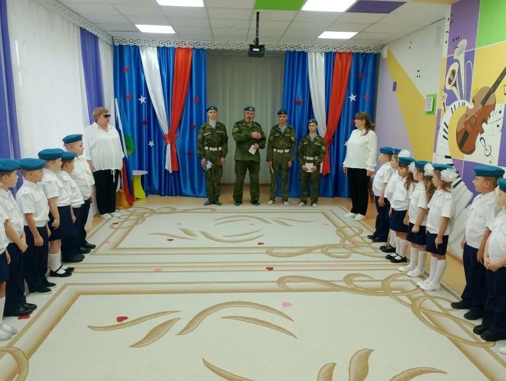 Сегодня стало доброй традицией проводить торжественное посвящение ребят в кадеты-десантники