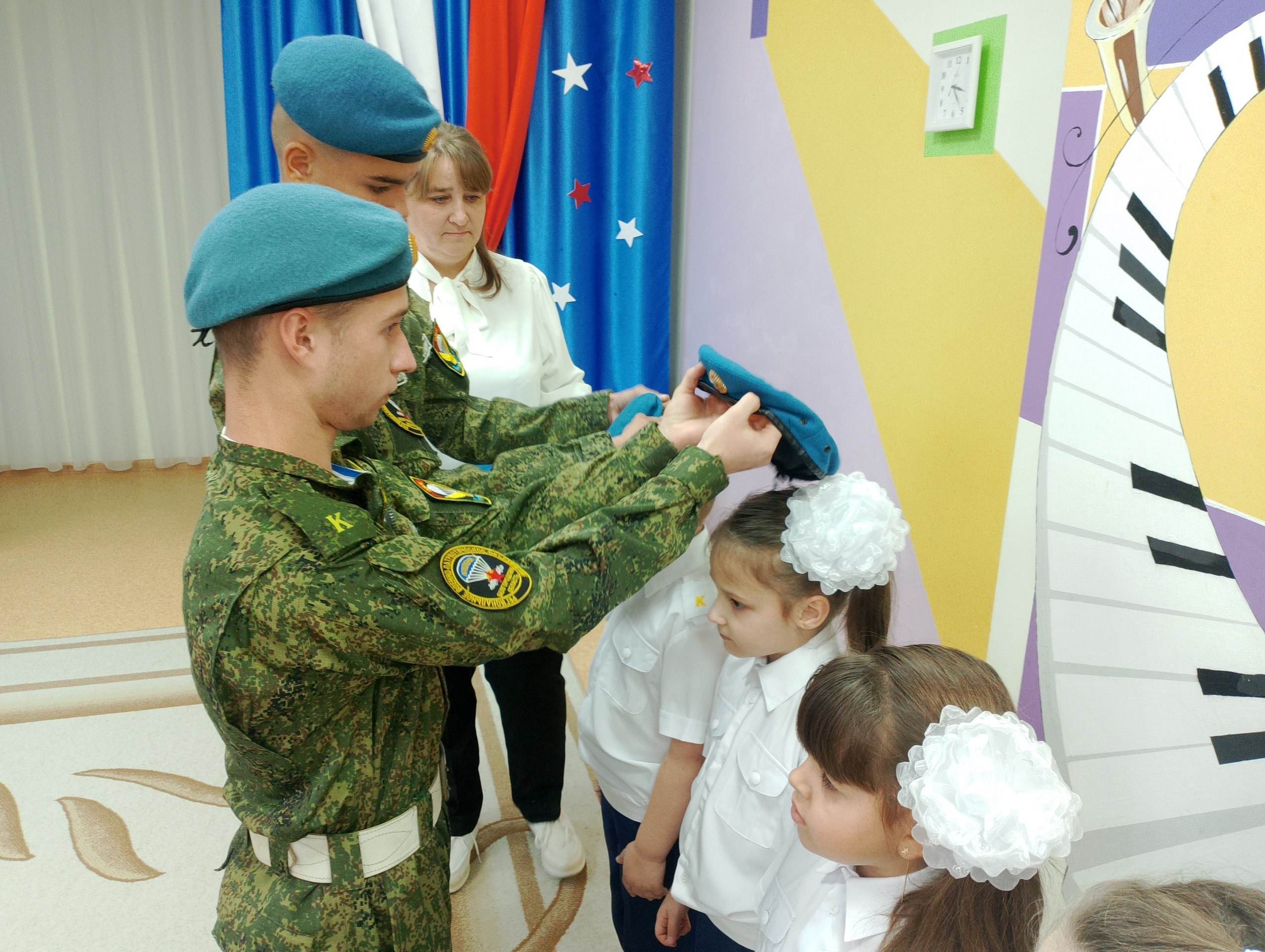 Сегодня стало доброй традицией проводить торжественное посвящение ребят в кадеты-десантники Сегодня стало доброй традицией проводить торжественное посвящение ребят в кадеты-десантники