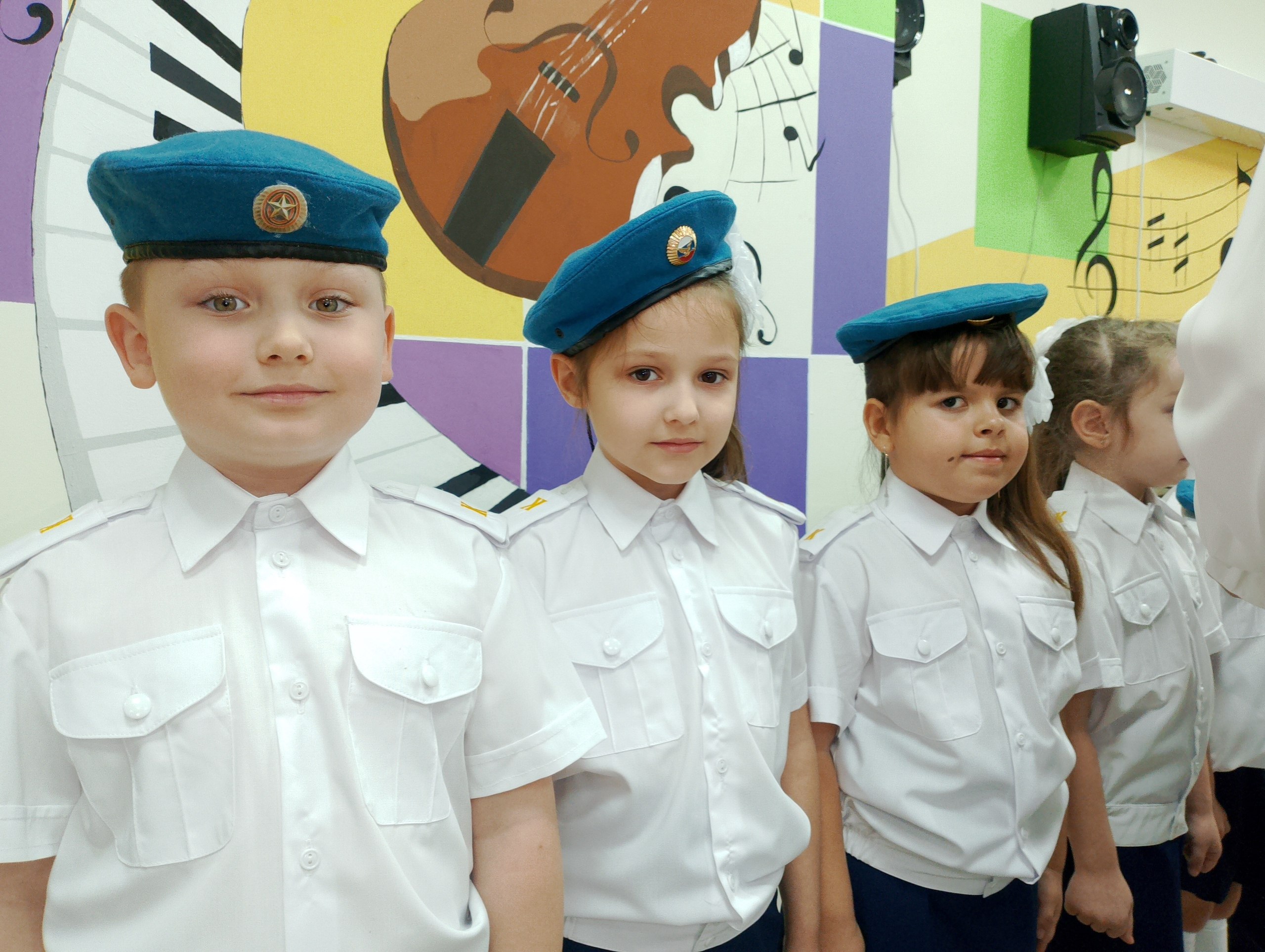 Сегодня стало доброй традицией проводить торжественное посвящение ребят в кадеты-десантники Сегодня стало доброй традицией проводить торжественное посвящение ребят в кадеты-десантники