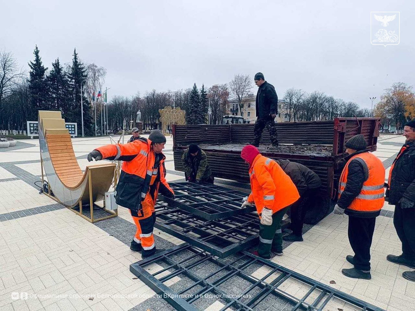 В Губкине приступили к праздничному оформлению улиц к предстоящим новогодним праздникам В Губкине приступили к праздничному оформлению улиц к предстоящим новогодним праздникам