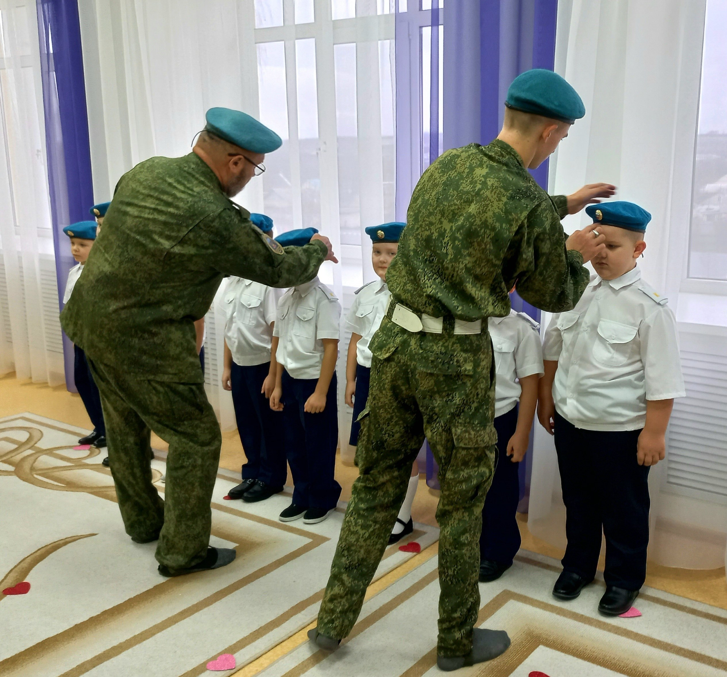 Сегодня стало доброй традицией проводить торжественное посвящение ребят в кадеты-десантники Сегодня стало доброй традицией проводить торжественное посвящение ребят в кадеты-десантники