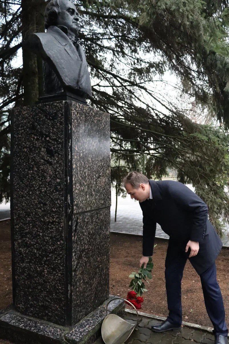 Сегодня, в день рождения Михаила Семёновича Щепкина – выдающегося русского актёра, чьё имя золотыми буквами вписано в историю русского театра, – Олег Александрович Медведев посетил его родину, село Алексеевку Сегодня, в день рождения Михаила Семёновича Щепкина – выдающегося русского актёра, чьё имя золотыми буквами вписано в историю русского театра, – Олег Александрович Медведев посетил его родину, село Алексеевку