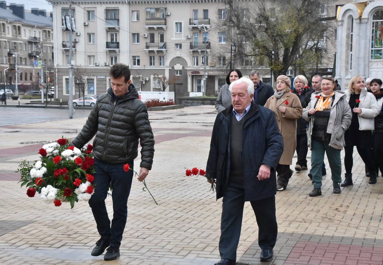 Состоялось торжественное возложение цветов к памятнику Михаила Семёновича Щепкина — великому актёру, чьё имя и сегодня определяет высокие стандарты российского театра Состоялось торжественное возложение цветов к памятнику Михаила Семёновича Щепкина — великому актёру, чьё имя и сегодня определяет высокие стандарты российского театра