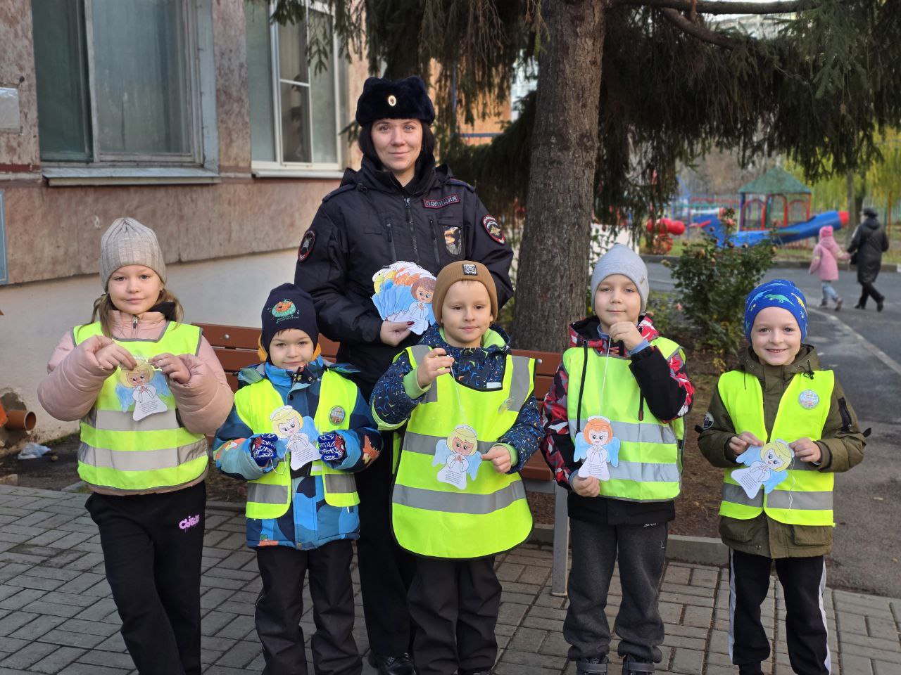 Белгородские автоинспекторы вместе с воспитанниками детского сада №82 устроили милую акцию Белгородские автоинспекторы вместе с воспитанниками детского сада №82 устроили милую акцию