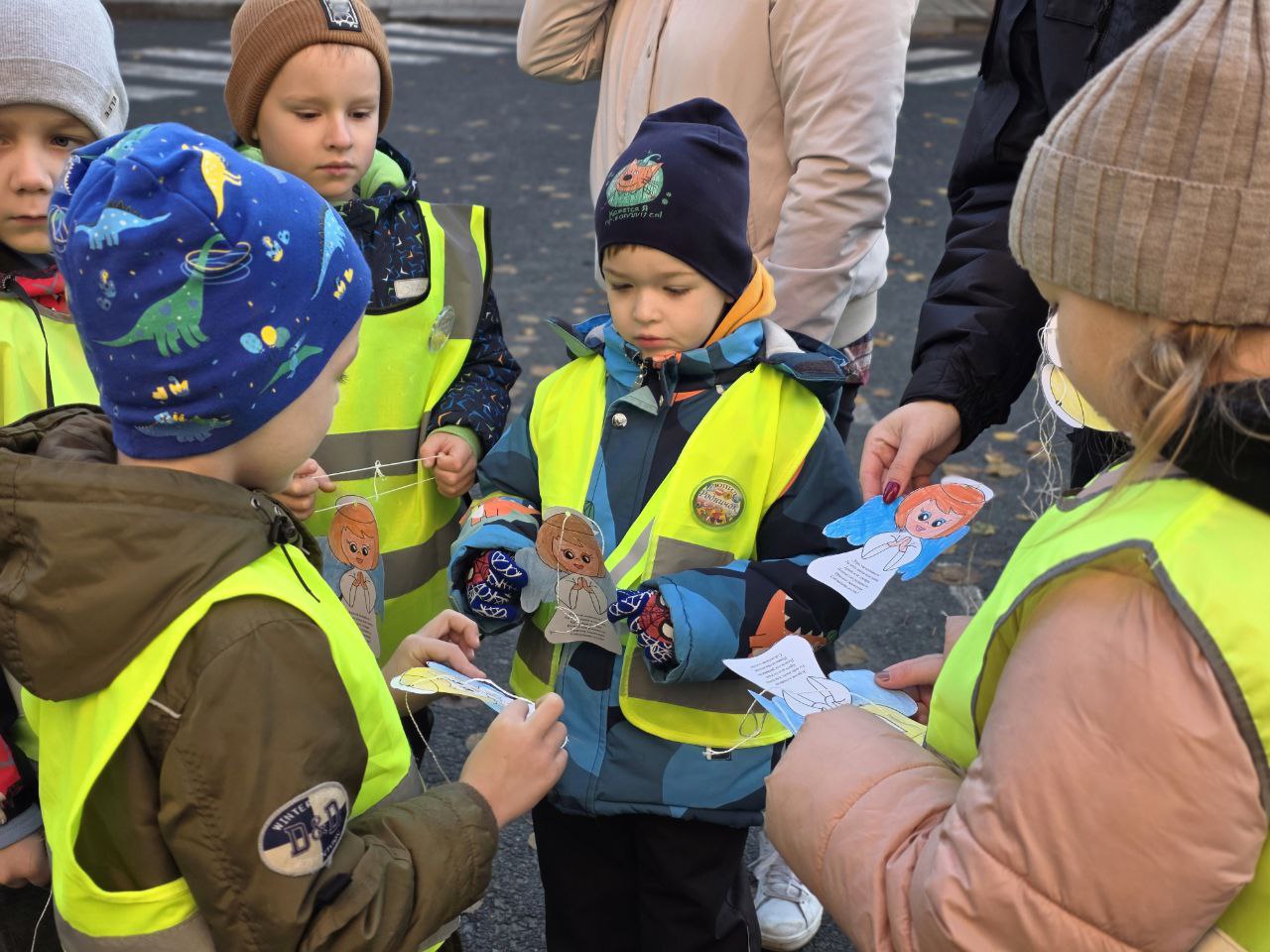 Белгородские автоинспекторы вместе с воспитанниками детского сада №82 устроили милую акцию Белгородские автоинспекторы вместе с воспитанниками детского сада №82 устроили милую акцию