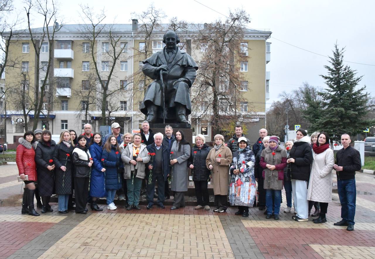 Состоялось торжественное возложение цветов к памятнику Михаила Семёновича Щепкина — великому актёру, чьё имя и сегодня определяет высокие стандарты российского театра Состоялось торжественное возложение цветов к памятнику Михаила Семёновича Щепкина — великому актёру, чьё имя и сегодня определяет высокие стандарты российского театра