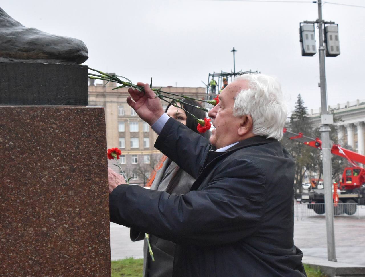 Состоялось торжественное возложение цветов к памятнику Михаила Семёновича Щепкина — великому актёру, чьё имя и сегодня определяет высокие стандарты российского театра Состоялось торжественное возложение цветов к памятнику Михаила Семёновича Щепкина — великому актёру, чьё имя и сегодня определяет высокие стандарты российского театра