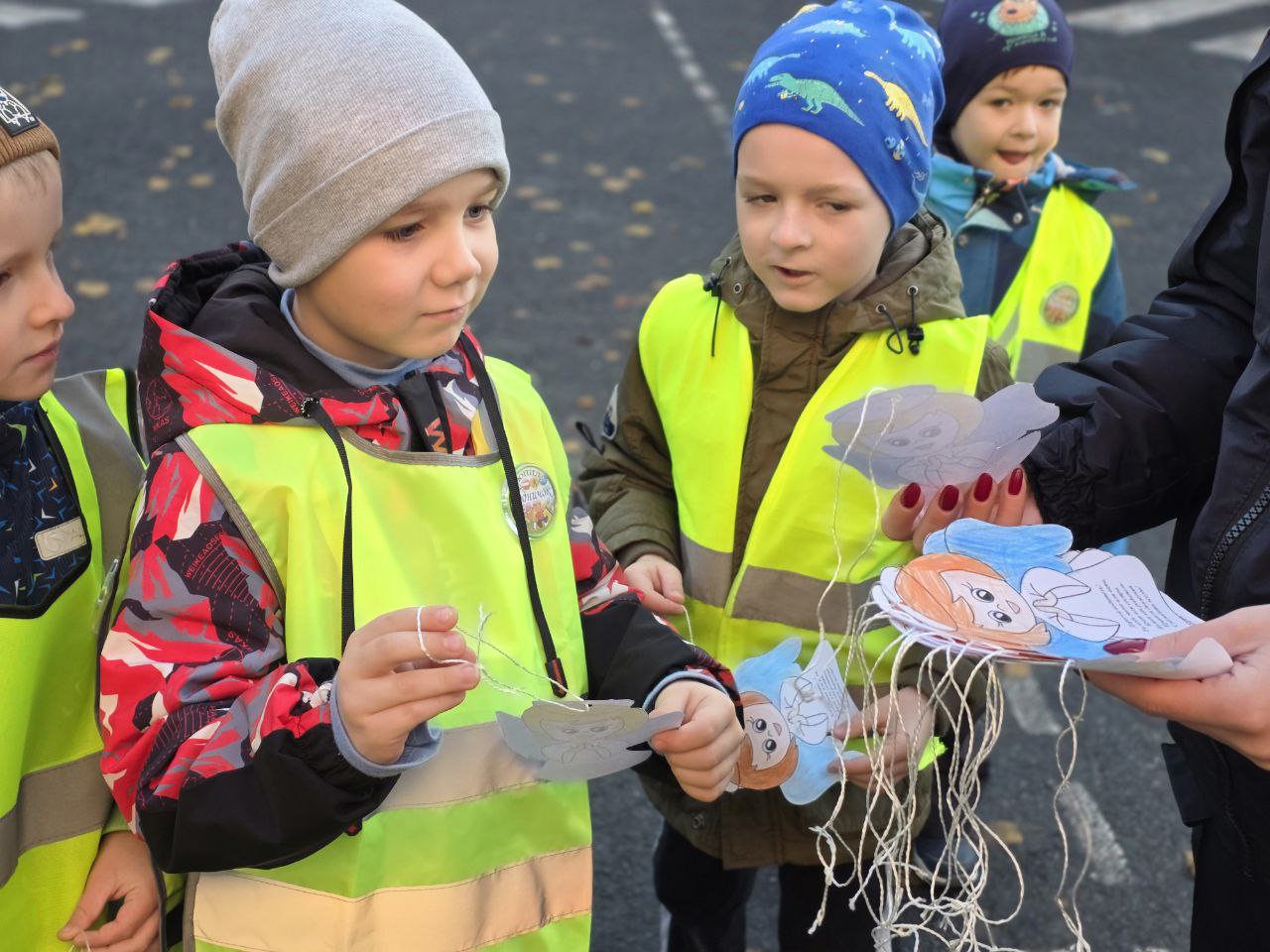 Белгородские автоинспекторы вместе с воспитанниками детского сада №82 устроили милую акцию Белгородские автоинспекторы вместе с воспитанниками детского сада №82 устроили милую акцию