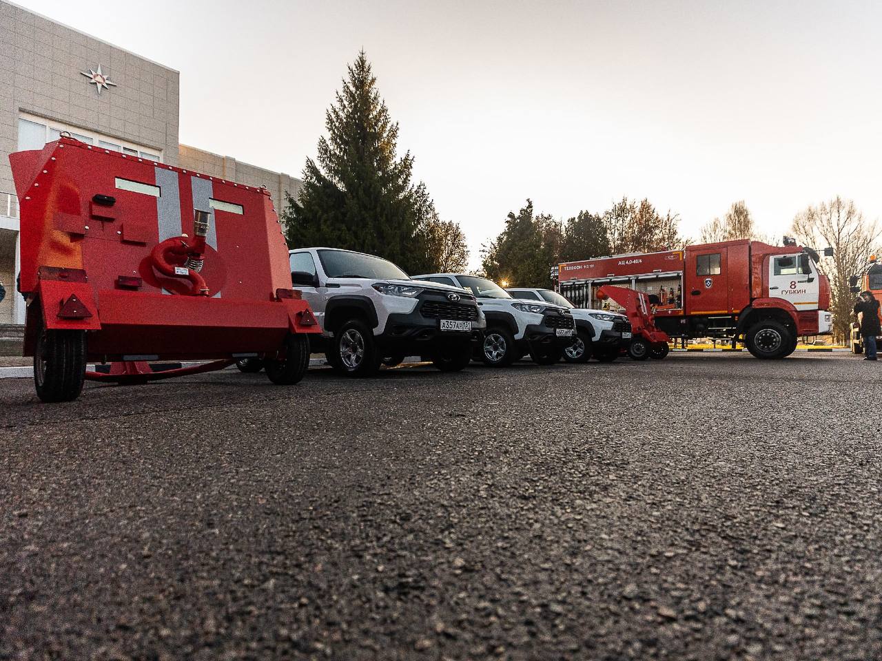 Михаил Лобазнов: Губернатор Белгородской области Вячеслав Гладков совместно с начальником ГУ МЧС региона Сергеем Потаповым вручили пожарным расчетам области ключи от девяти единиц новой специализированной техники Михаил Лобазнов: Губернатор Белгородской области Вячеслав Гладков совместно с начальником ГУ МЧС региона Сергеем Потаповым вручили пожарным расчетам области ключи от девяти единиц новой специализированной техники