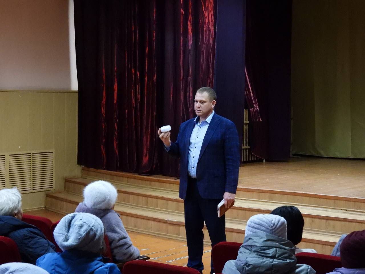 Татьяна Киричкова: На встрече с жителями села Верхняя Серебрянка обсудили оперативную обстановку на территории нашего округа, рассказали о мерах безопасности, благоустройстве территории и кибермошенничестве Татьяна Киричкова: На встрече с жителями села Верхняя Серебрянка обсудили оперативную обстановку на территории нашего округа, рассказали о мерах безопасности, благоустройстве территории и кибермошенничестве