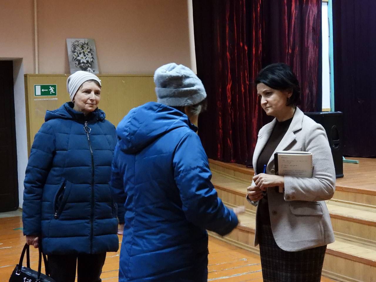 Татьяна Киричкова: На встрече с жителями села Верхняя Серебрянка обсудили оперативную обстановку на территории нашего округа, рассказали о мерах безопасности, благоустройстве территории и кибермошенничестве Татьяна Киричкова: На встрече с жителями села Верхняя Серебрянка обсудили оперативную обстановку на территории нашего округа, рассказали о мерах безопасности, благоустройстве территории и кибермошенничестве